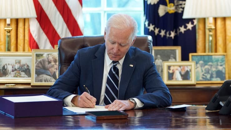 Президент Джо Байден подписывает американский пакет стимулирующих мер. 