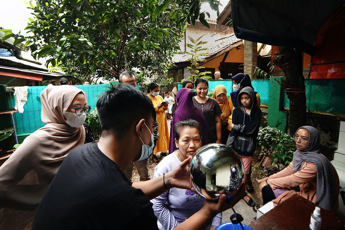 Сканирование глаз пользователей с помощью «сферы» в Индонезии
